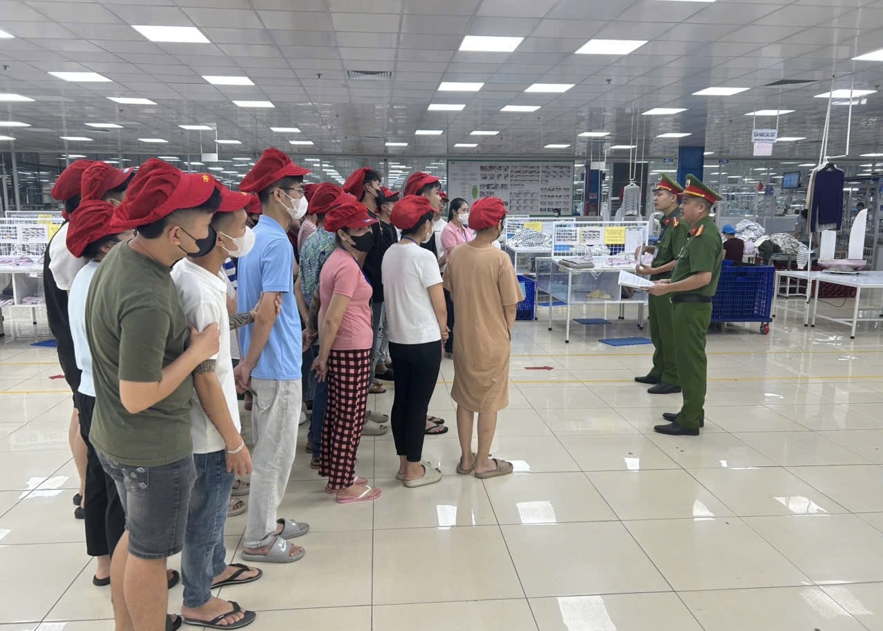 Công an xã Hồng Châu tuyên truyền an toàn giao thông và phòng chống ma túy cho công nhân tại các công ty trên địa bàn